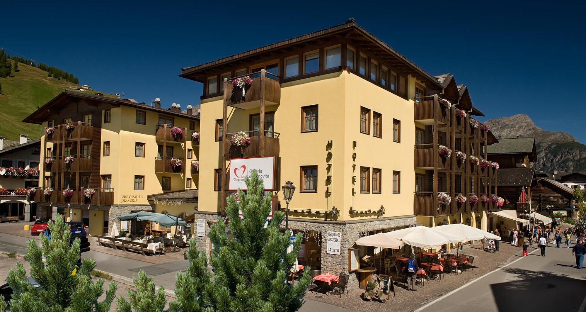 Hotel Touring Livigno Esterno foto